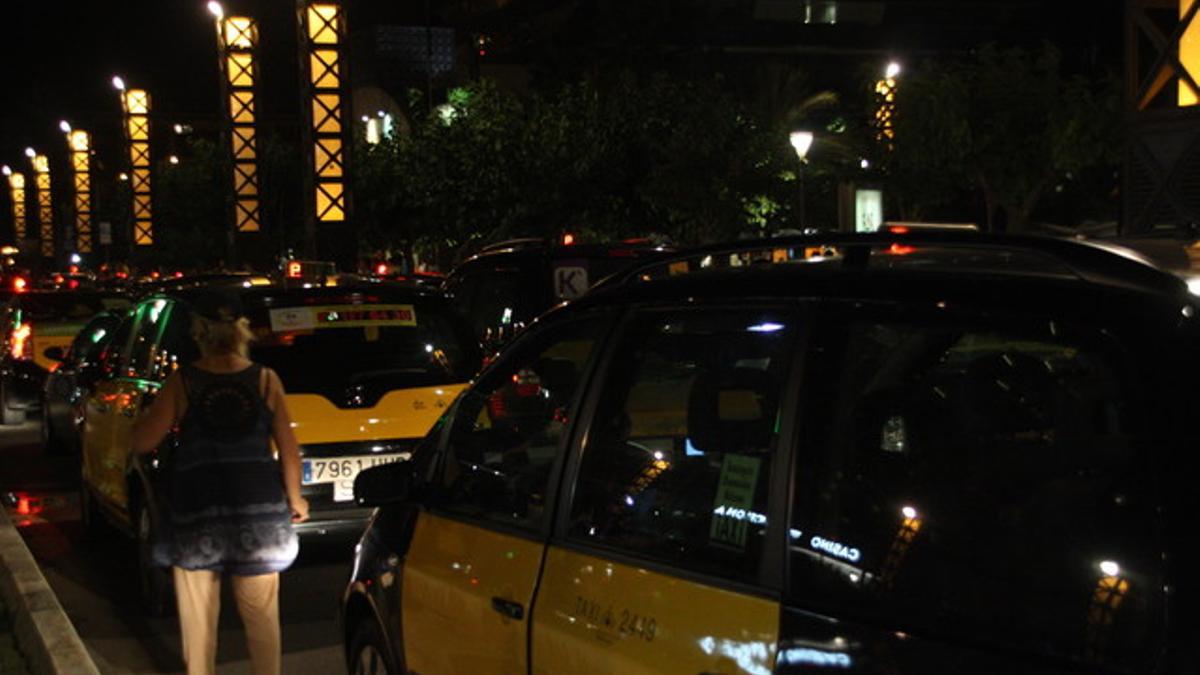 Decenas de taxistas colapsan el Port Olímpic de Barcelona contra el intrusismo, la madrugada de este sábado.