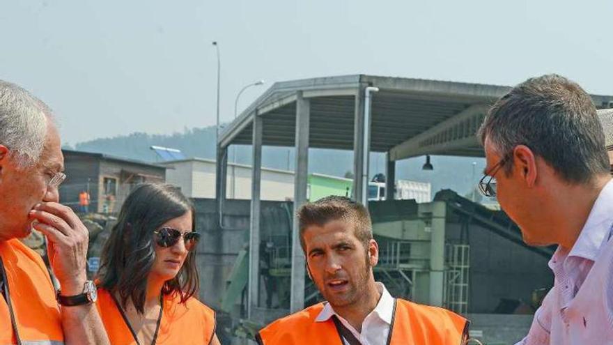 Políticos y técnicos, ayer, con una bolsa de compost. // G.Núñez