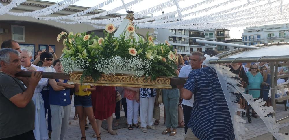 La gente de la mar pasea a su patrona