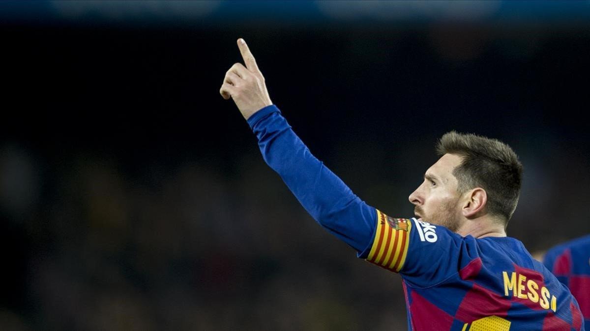 Messi celebra su segundo gol al Mallorca señalando a su familia en el Camp Nou.
