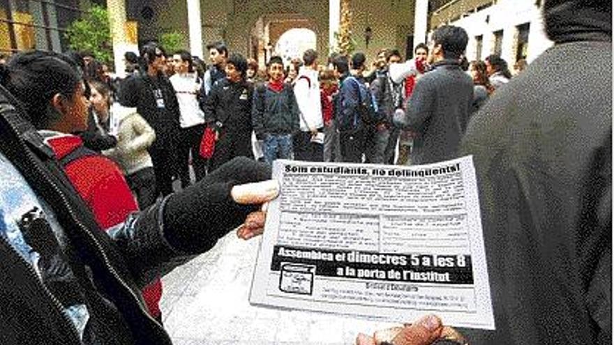 Asamblea de estudiantes en noviembre de 2008 contra las cámaras.