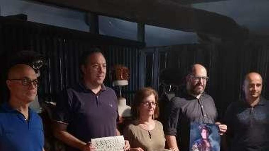 Por la izquierda, José Luis Campa, Alejandro Vega, Cristina Carneado, Manuel Valiente y Luis Batalla (vicepresidente de la Asociación de Vecinos de Villaviciosa).