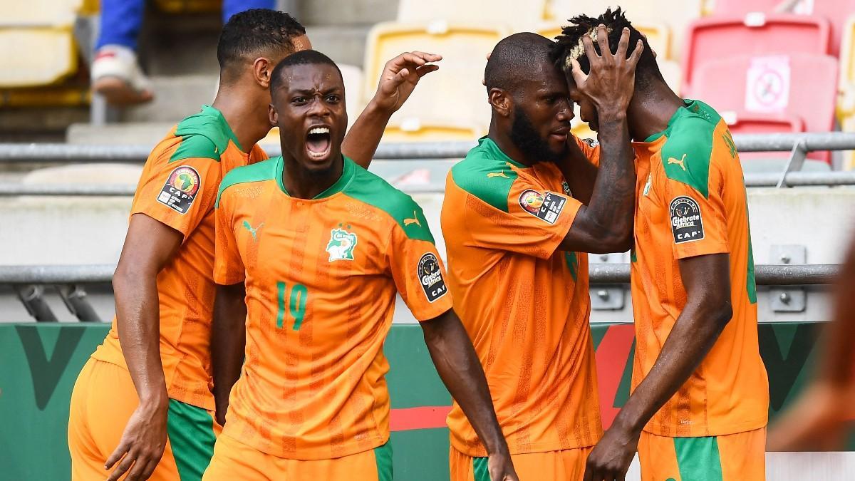 Kessie celebrando con sus compañeros