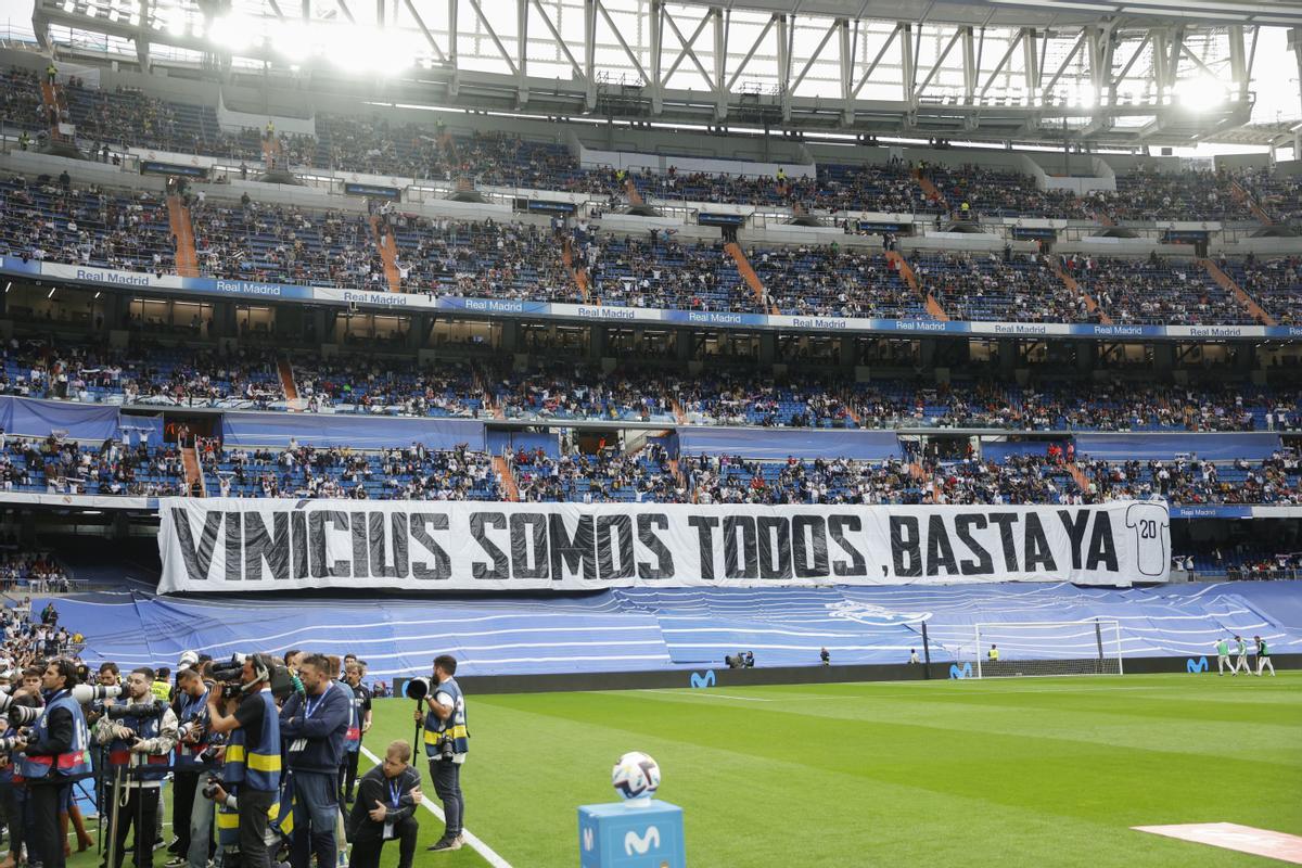 Pancarta en apoyo a Vinicius Junior durante el partido contra el Rayo en el Bernabéu.