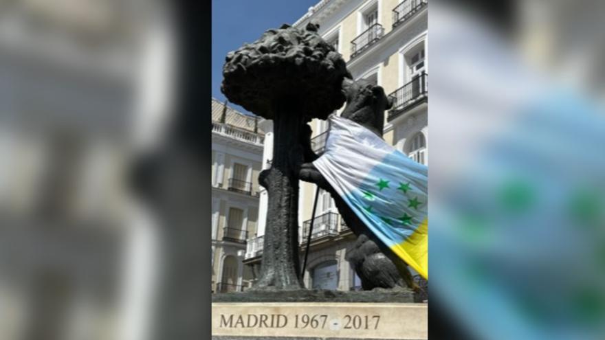 La bandera de las Siete Estrellas Verdes abriga al Oso y El Madroño