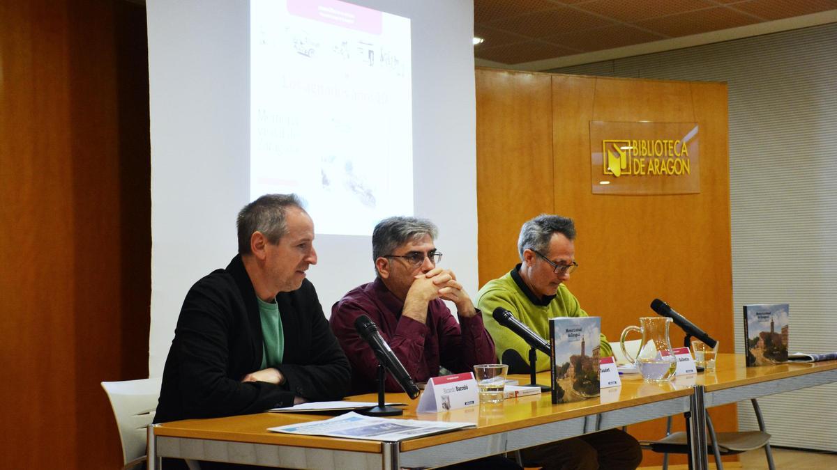 José María Ballestín y Antonio Tauset, autores del libro, junto a Ricardo Barceló en la presentación de hoy.