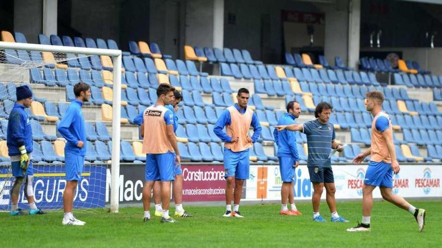 Luisito explica a sus jugadores una jugada de estrategia a balón parado en un entrenamiento en Pasarón. // Gustavo Santos