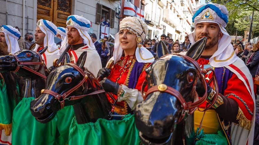 Realistas y Berberiscos protagonizan una divertida Diana del Cavallet en Alcoy