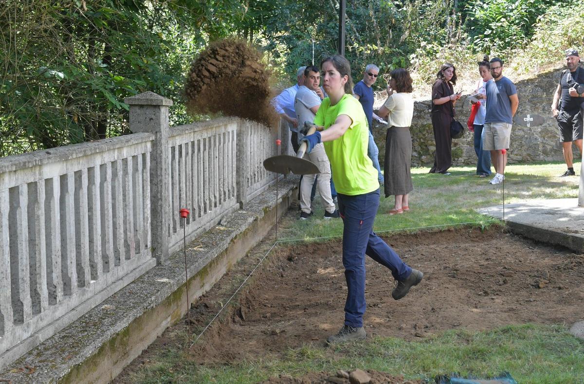 Vista de los trabajos de excavación en el cementerio de Beira, en Carral.