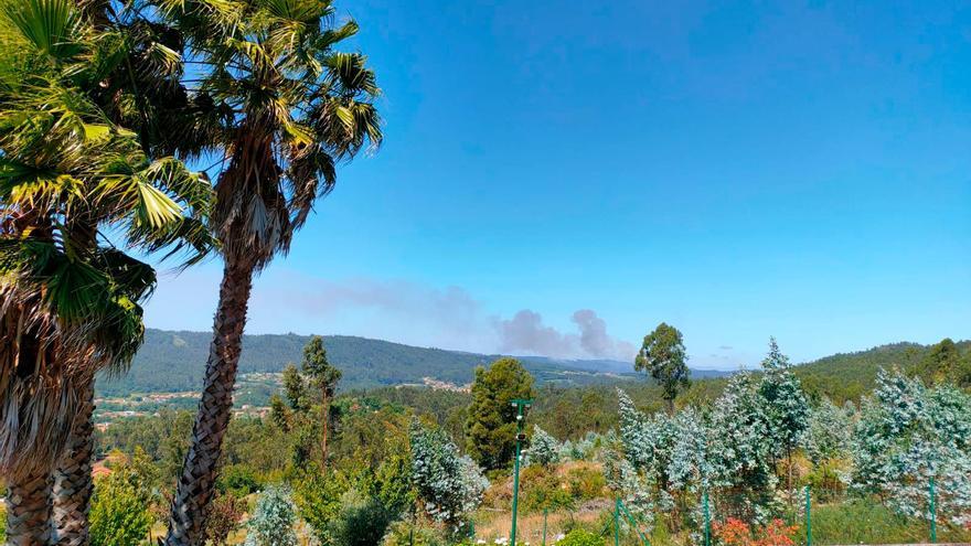 Incendio visible este martes desde la vivienda de Ventosa que, como cada año, cerca el matorral. Foto: VV