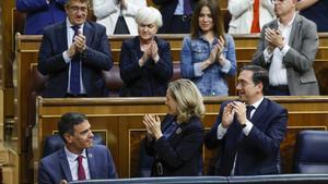 Las bancadas socialista y del Gobierno aplauden a Pedro Sánchez.