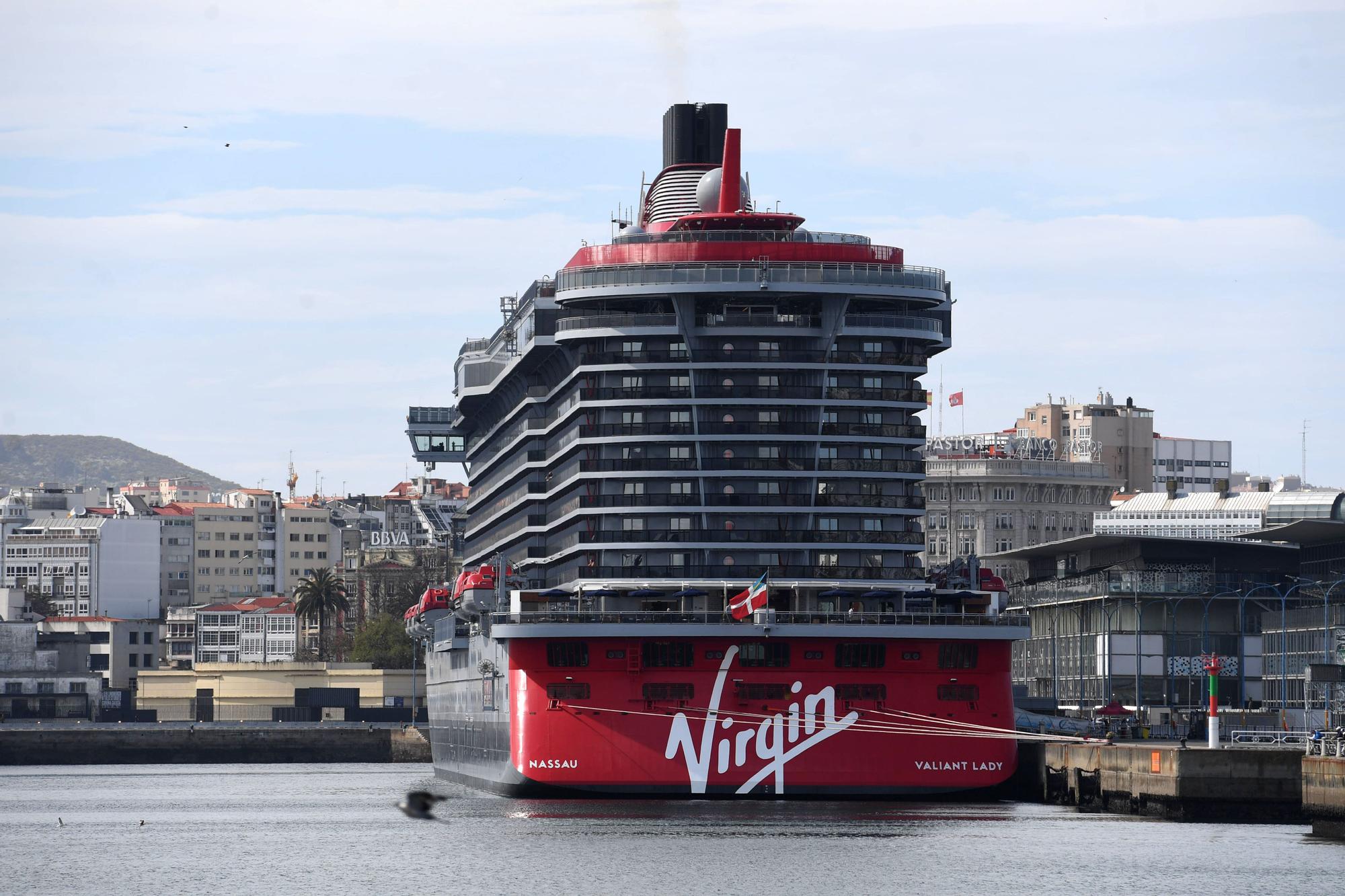 El crucero de Virgin 'Valiant Lady' desembarca en A Coruña