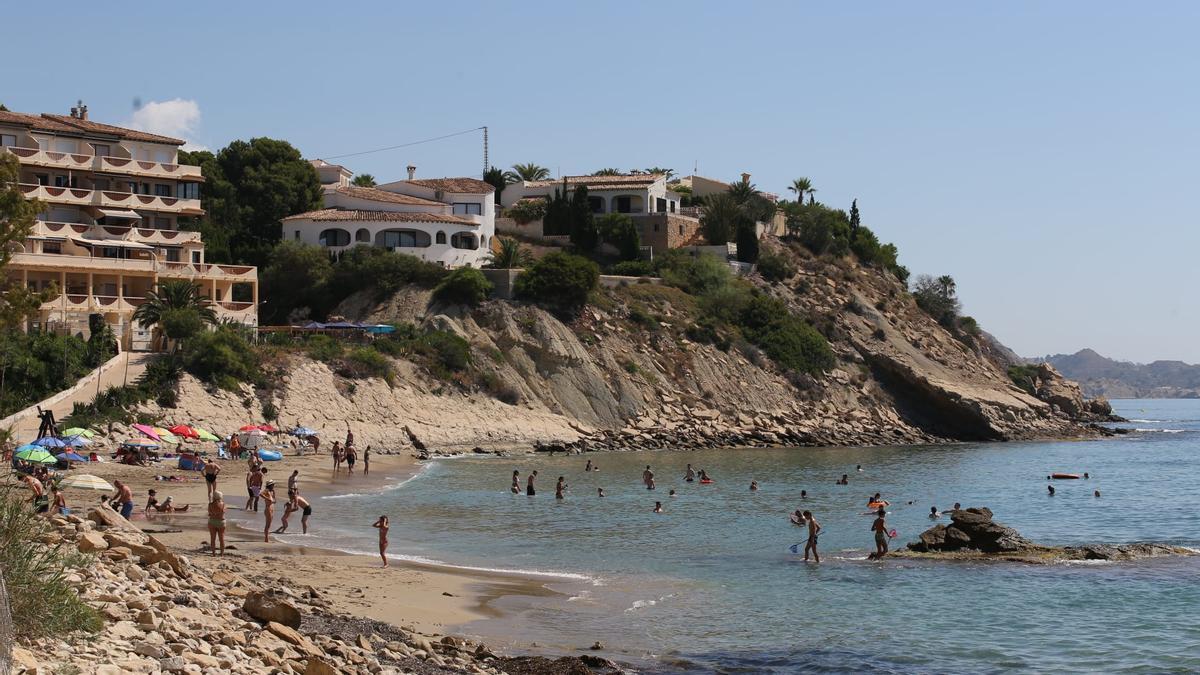 Los bañistas han regresado a Cala Lanuza este viernes