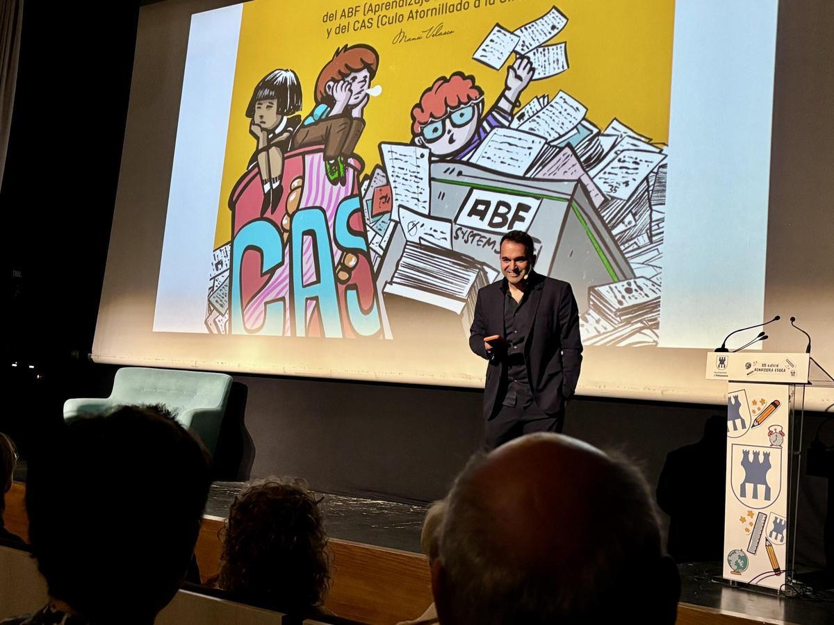 El divulgador educativo Manu Velasco durante su intervención en la tercera edición de Almassora Educa, celebrada en la Casa de la Cultura.