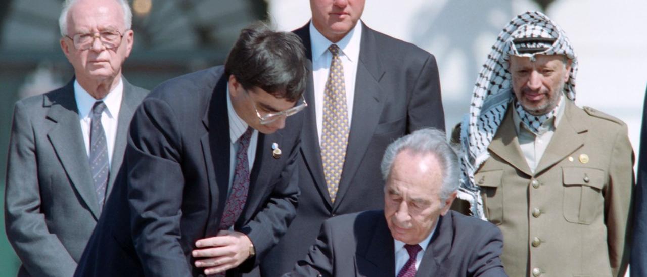 Peres firma los acuerdos de Oslo, observador, de izquierda a derecha, por Isaac Rabin, Bill Clinton y Yasir Arafat, el 13 de septiembre de 1993.