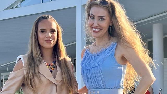 Gloria Camila, hija de Rocío Jurado, y Miriam Victoria, fundadora y presidenta de la Associació Moda Catalunya y Balears, en la Costa Brava Fashion Week 2026.