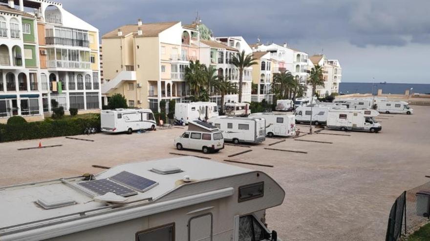 Imagen de este viernes 10 de enero del aparcamiento de autocaravanas en el residencial de Torrevieja