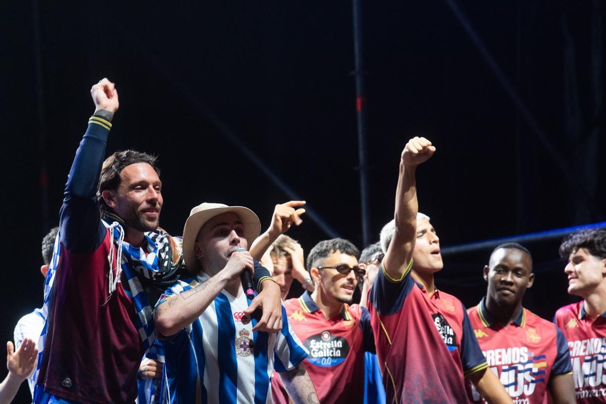 Así fue la llegada del Deportivo a Riazor: apoteosis en la explanada Así fue la llegada del Deportivo a Riazor: apoteosis en la explanada