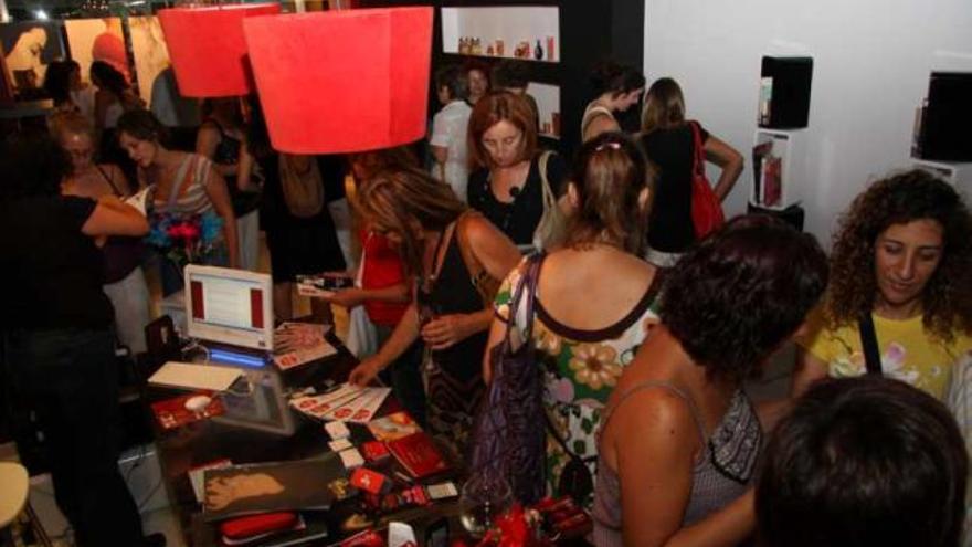 La Maleta Roja ofrece asesoramiento y complementos eróticos ´elegantes´ en  su primera tienda de Palma