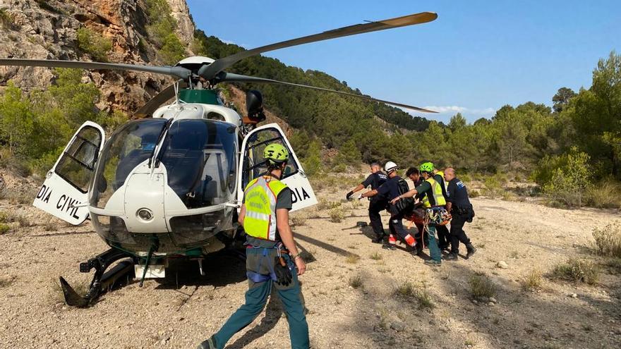 La Guardia Civil y los Bombers de Mallorca colaboraron ayer en el rescate de un anciano alemán que sufrió una lesión en el tobillo mientras realizaba una excursión a es Galatzó, en la Serra de Tramuntana.
