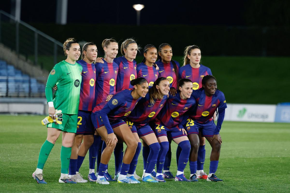 Las jugadoras del Barça, antes del partido frente al Real Madrid