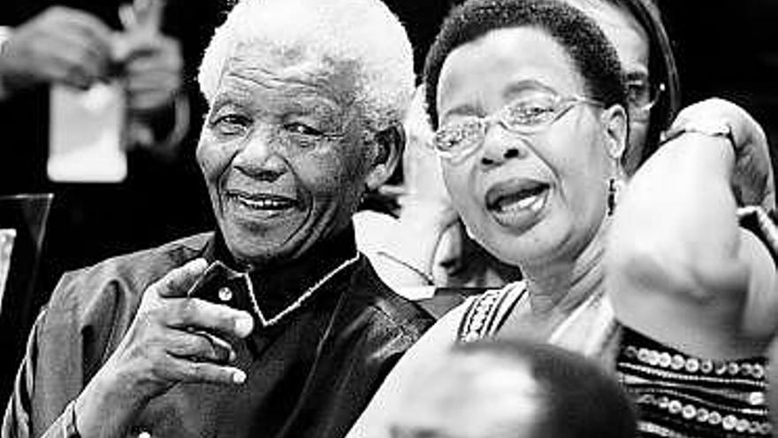 Mandela y su esposa, Graça Machel, ayer, en el Parlamento de Ciudad del Cabo.