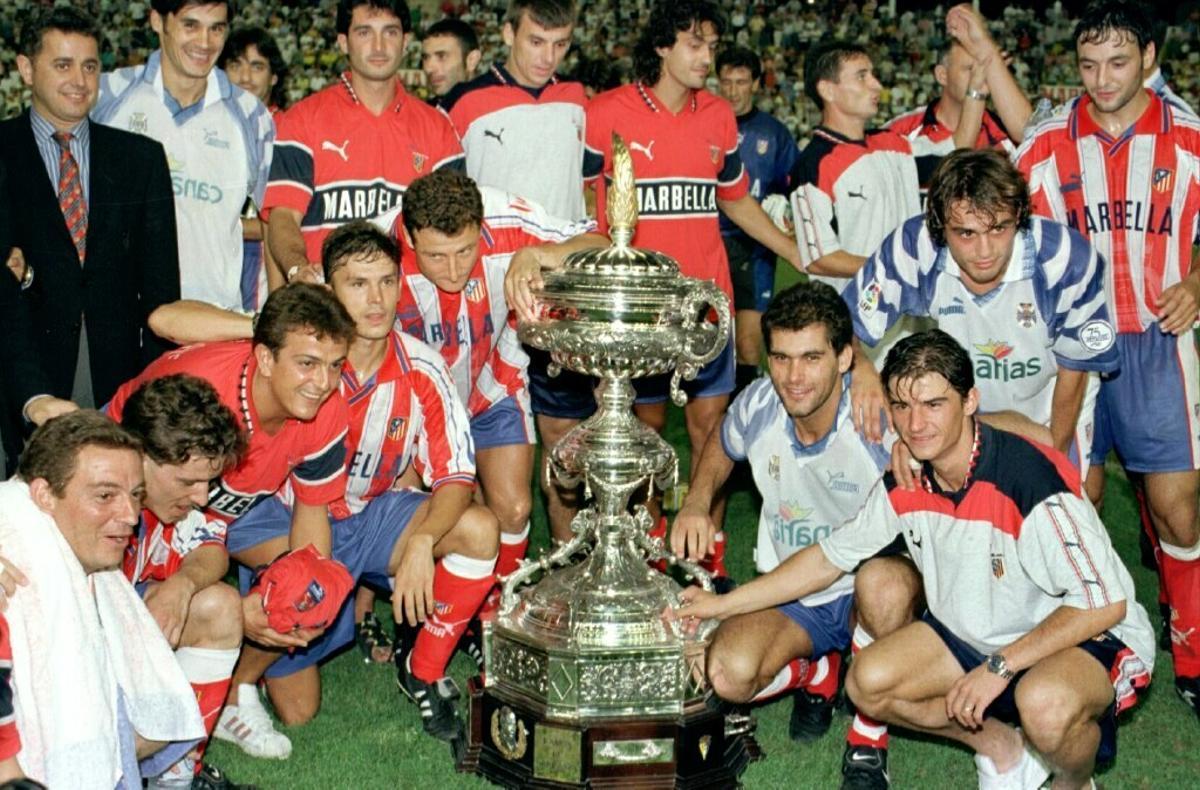 El Atlético de Madrid celebra el XLII Trofeo Ramón de Carranza conseguido en 1996 ante el Tenerife.