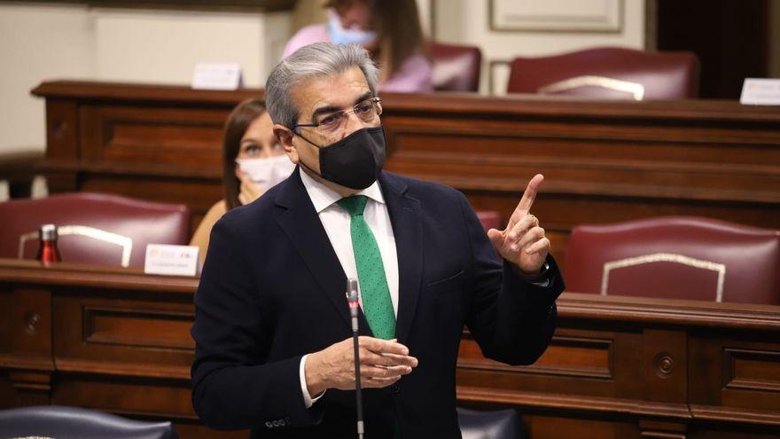 Román Rodríguez, durante un pleno en el Parlamento de Canarias