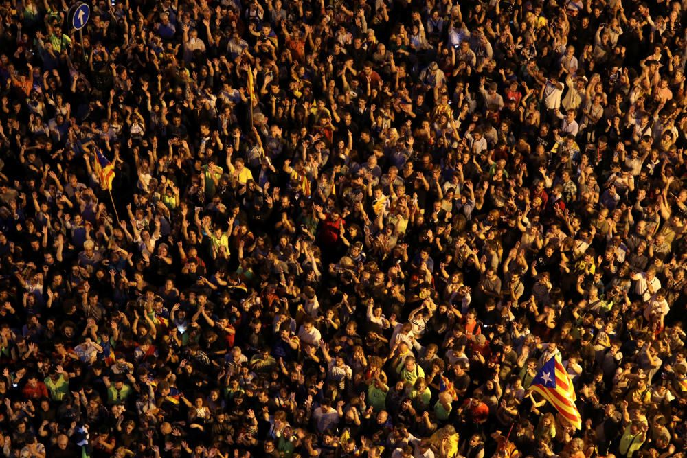 Imatges dels manifestants que han sortit als carrers de Barcelona, ja de tarda.