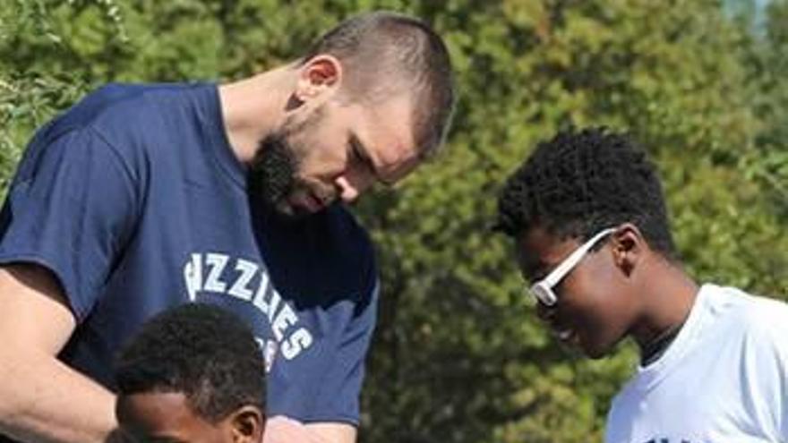 Marc Gasol, aquest dilluns, en un acte dels Grizzlies en què els jugadors col·laboraven en la renovació d&#039;un parc a Memphis, Chandler Park.