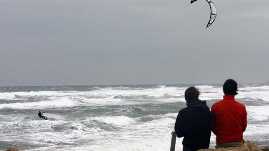 Un jove practica &quot;kite-surf&quot; ahir al migdia a la platja de l&#039;Estartit, aprofitant el vent i les onades.