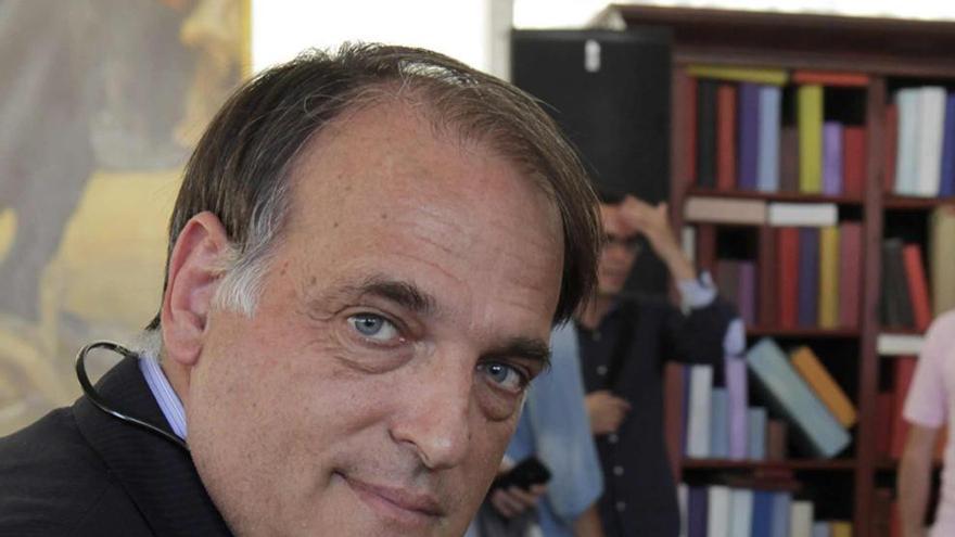 Javier Tebas posa con su libro &quot;El fútbol no es así&quot; ayer en la &quot;Semana negra&quot;.