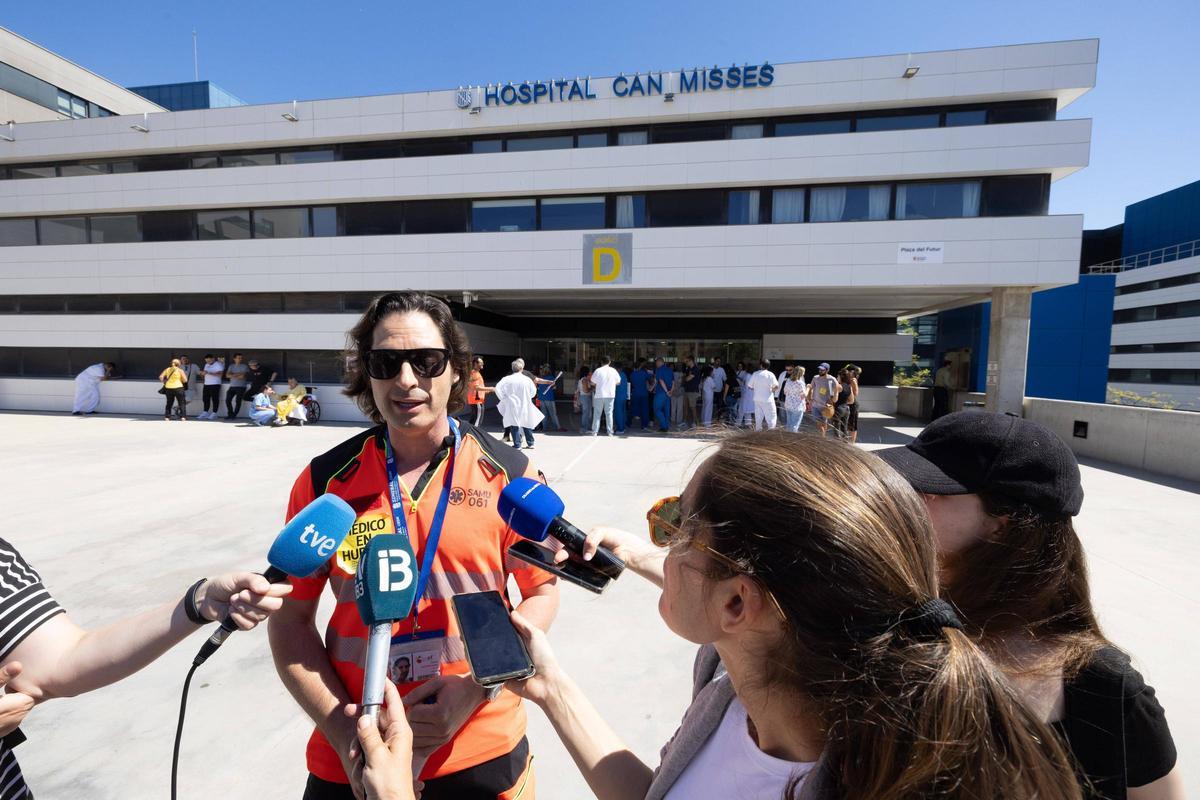 Imágenes de la concentración de la huelga de médicos en las puertas de Can Misses
