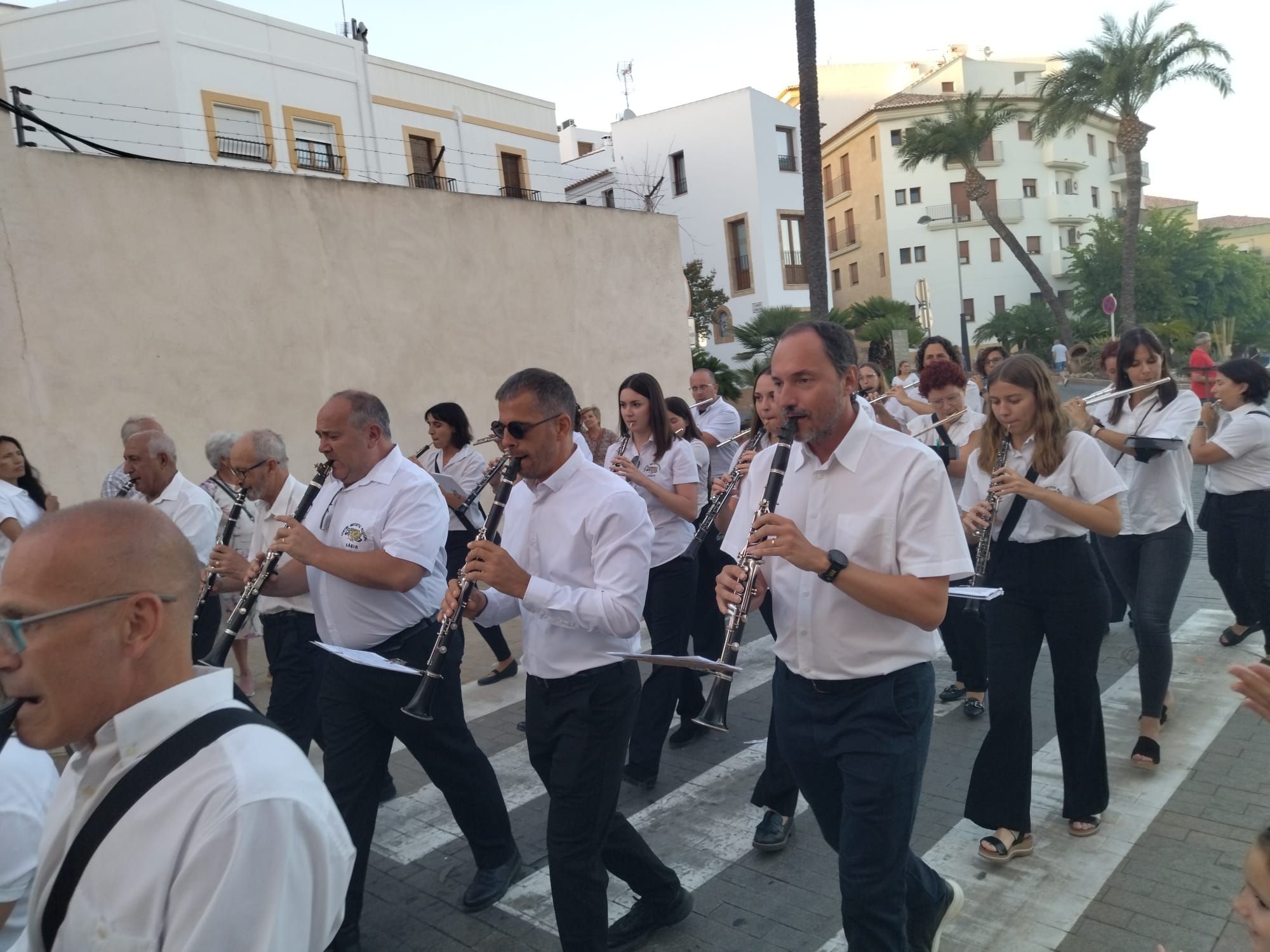 Xàbia, capital de la música: más de 800 músicos de toda la comarca llenan de vida las calles (imágenes)