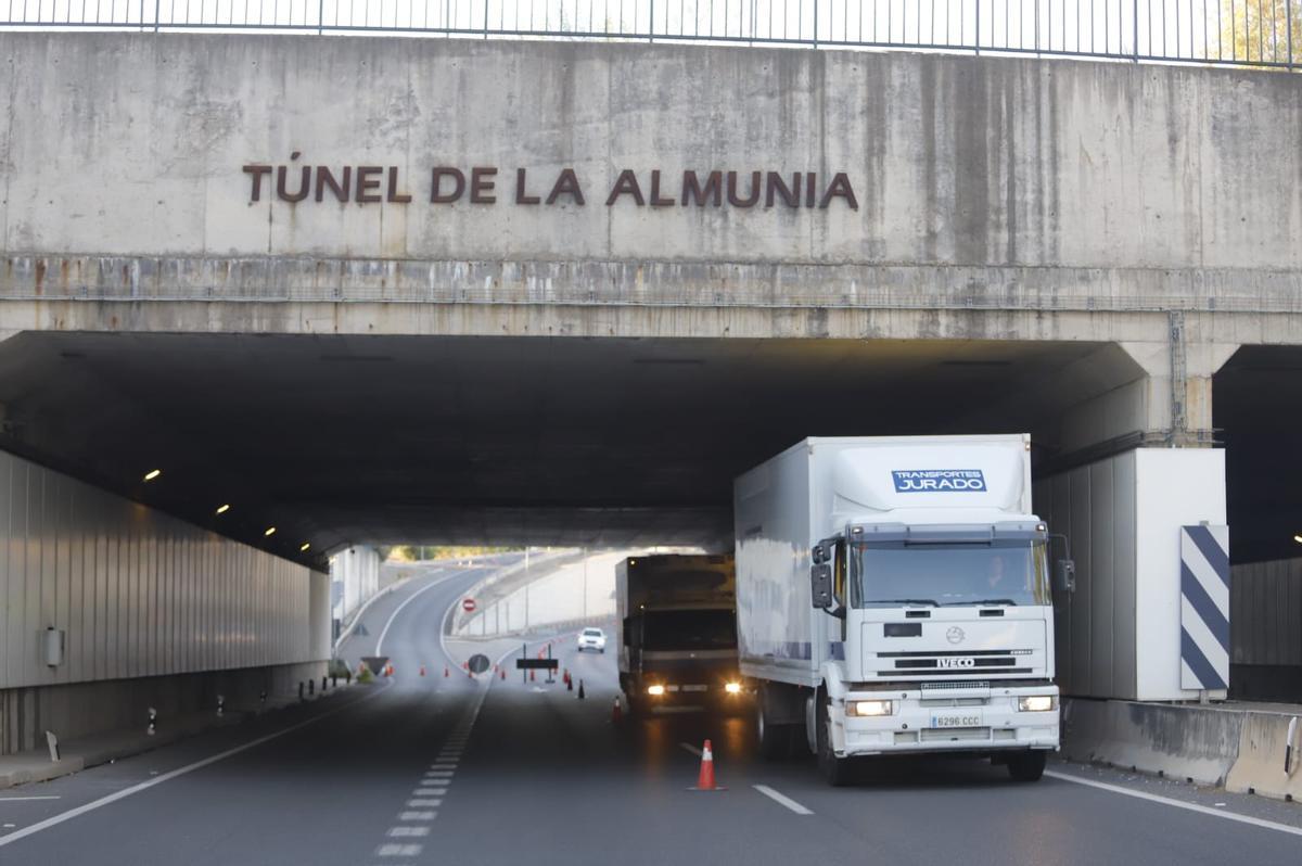 Cortes de tráfico en el túnel de los Omeyas, hoy miércoles.