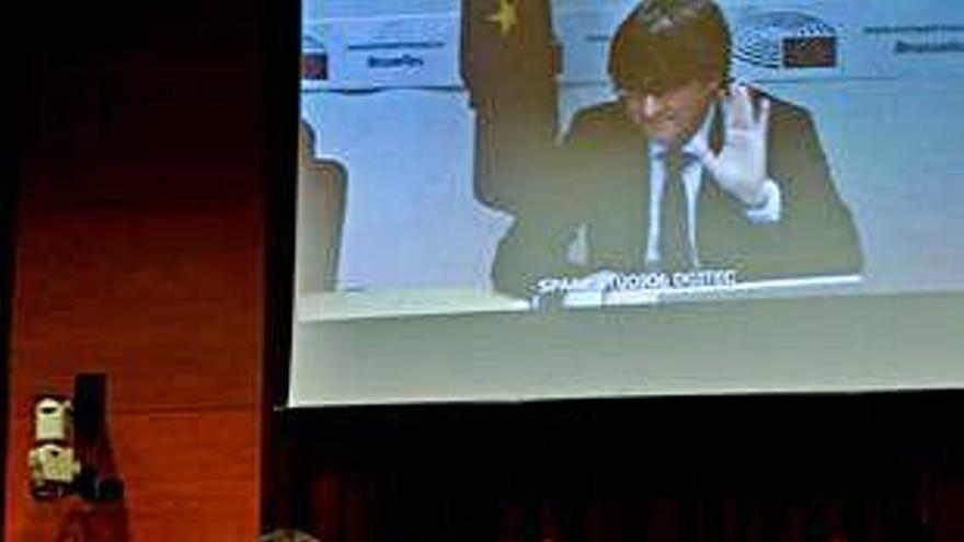 Puigdemont, que va intervenir per videoconferència, saluda Aragonès en el moment que abandona la sala.