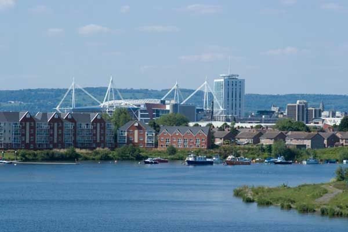 Vista de la bahía de Cardiff con el Millenium Stadium al fondo.