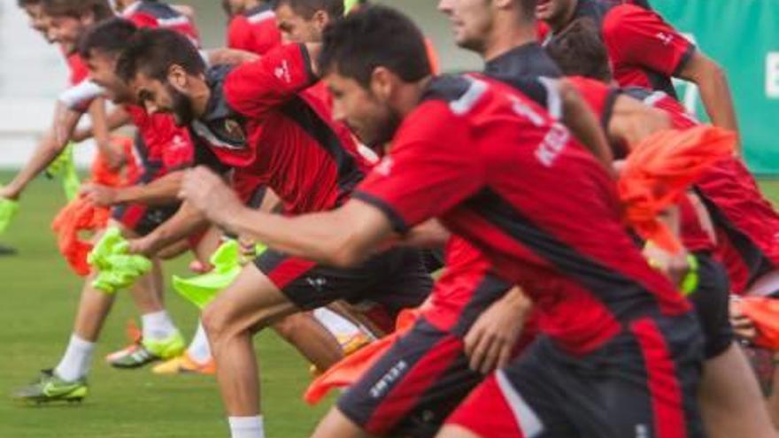 La plantilla durante un entrenamiento en el Martínez Valero.