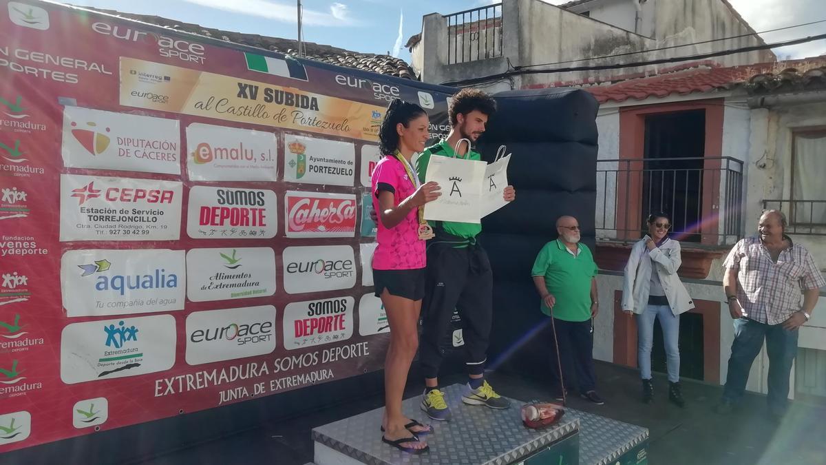 Los ganadores, en el podio, con las autoridades.