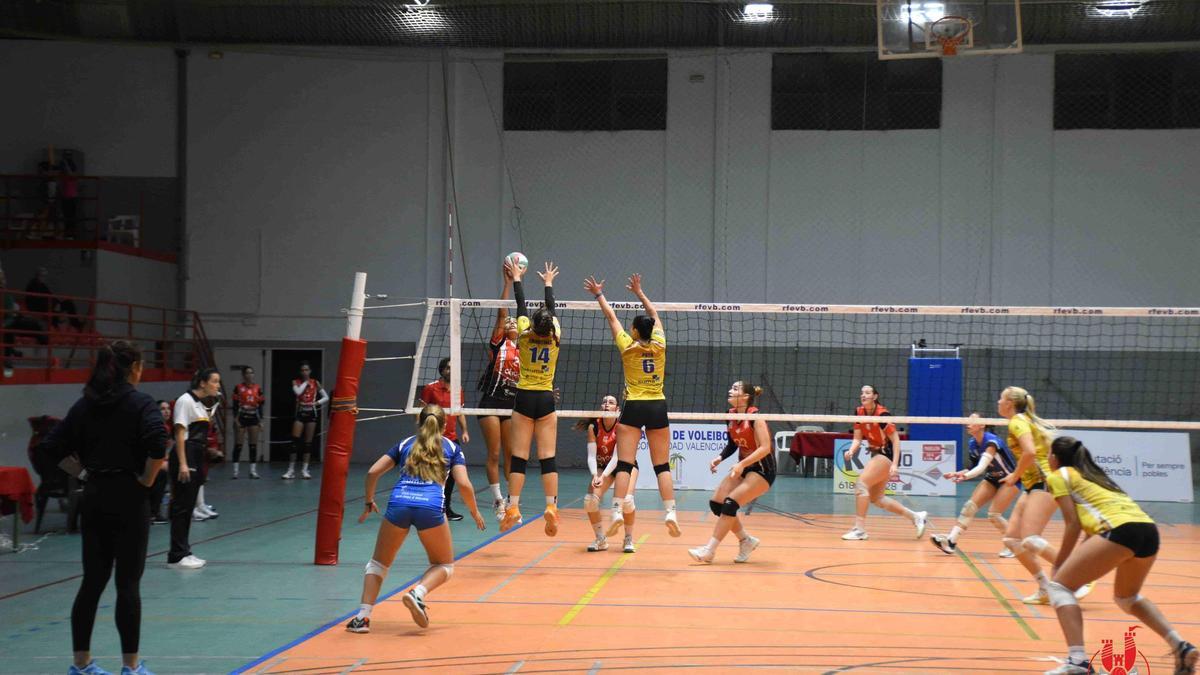 Las chicas del Xàtiva Voleibol en el partido contra el Sant Joan.