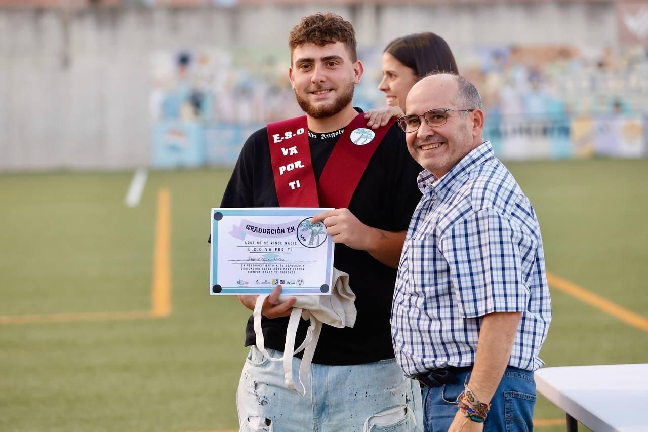 Las Palmeras homenajea a catorce estudiantes