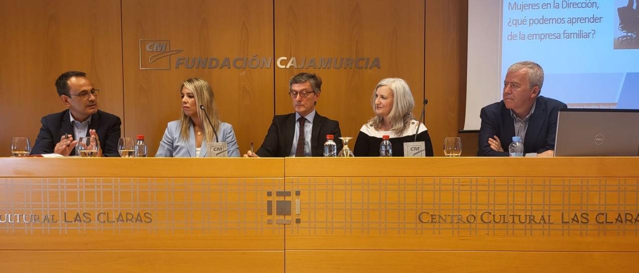 Juan Jesús Lozano, Cristina Fuentes, José María Tortosa, María José Martínez y Ángel Meroño participan en una mesa redonda. | CEF