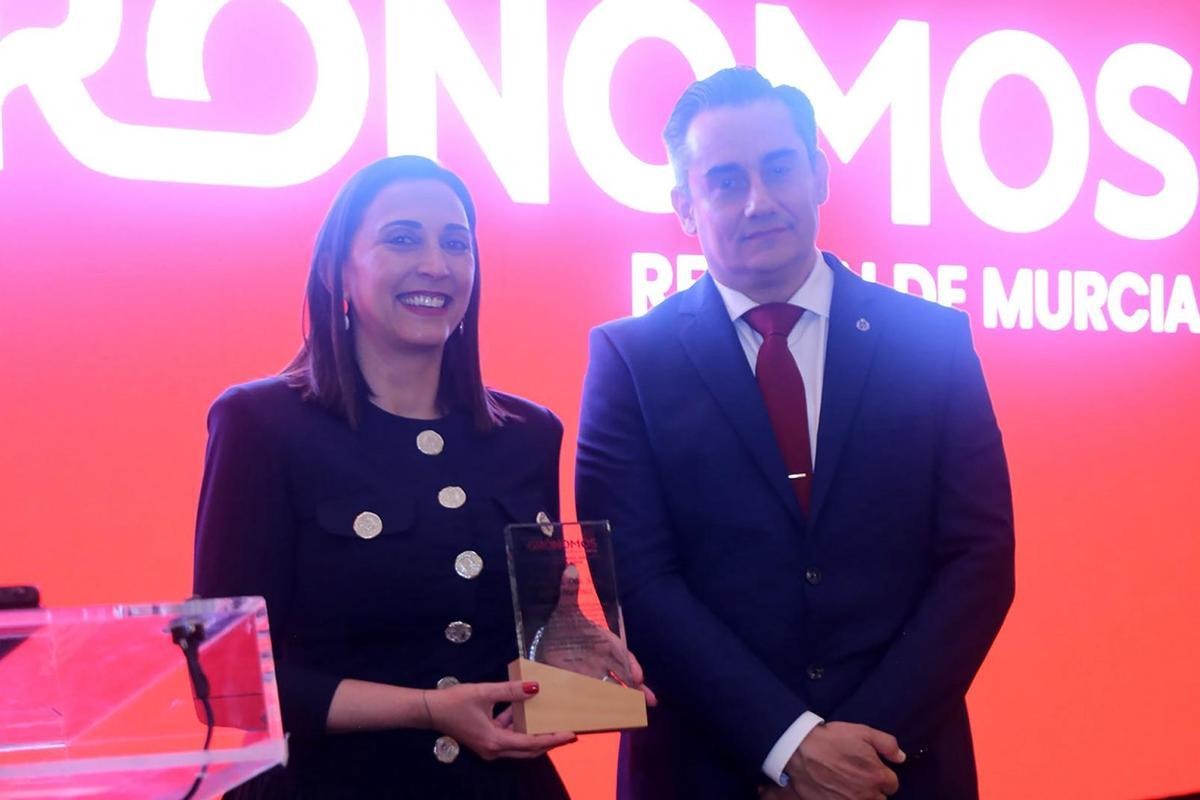 La consejera Sara Rubira junto al decano Julio Pérez.