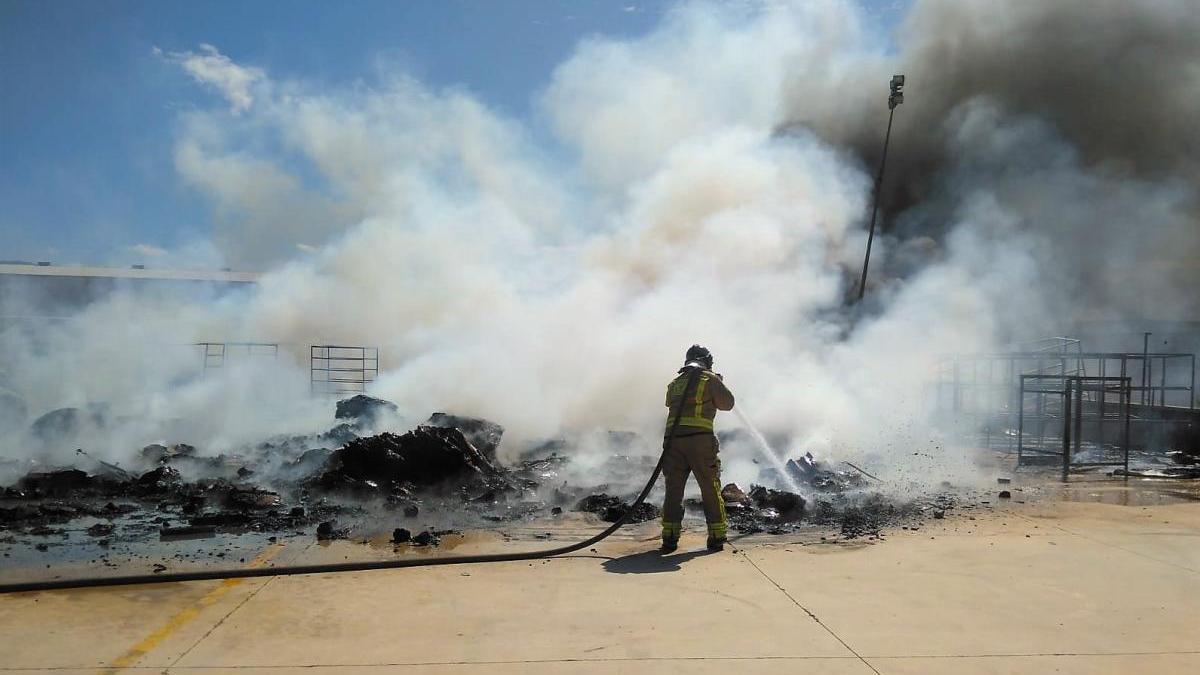 Extinguen un incendio originado en una nave en Alhama de Murcia