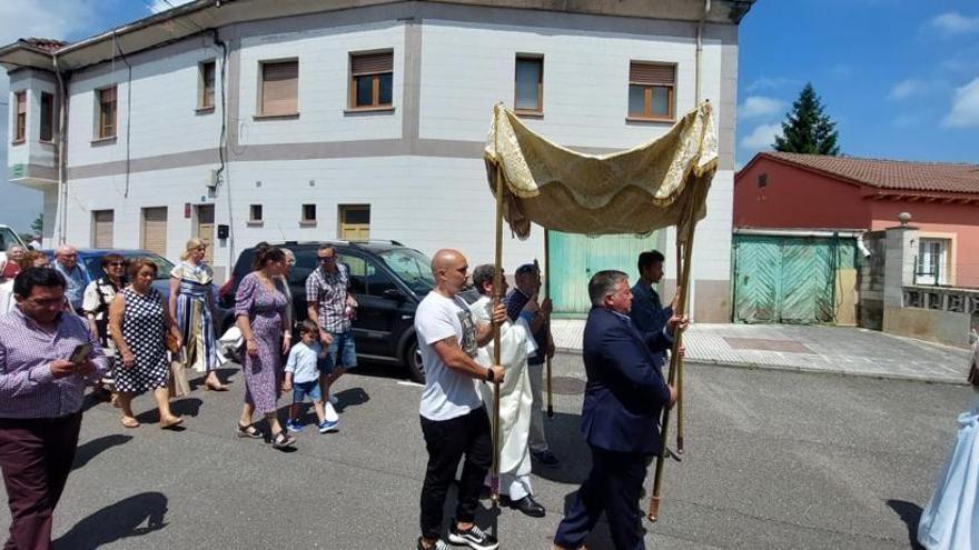 El sol mima la procesión del Corpus Christi en Lugo de Llanera