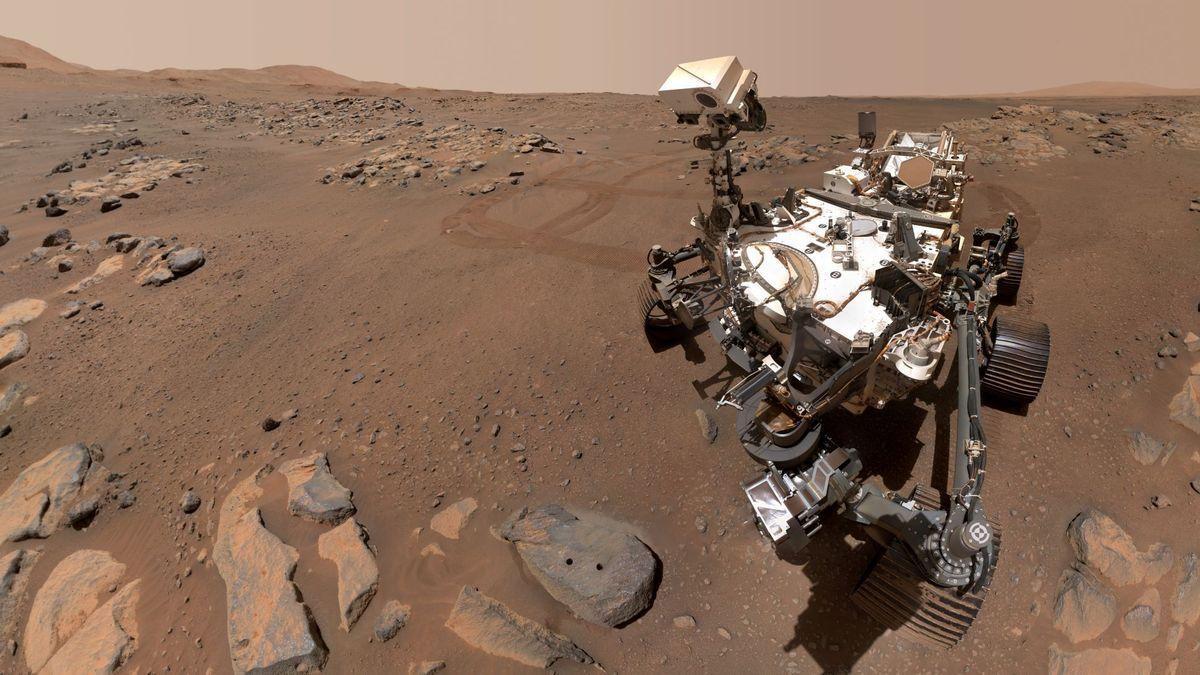 El explorador Perseverance se hace un selfi mientras observa la roca Rochette, la primera de la que ha tomado muestras con éxito.