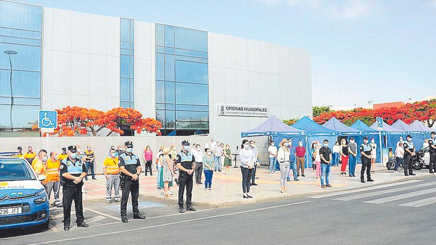 La alcaldesa y algunos ediles en las oficinas municipales de San Fernando.