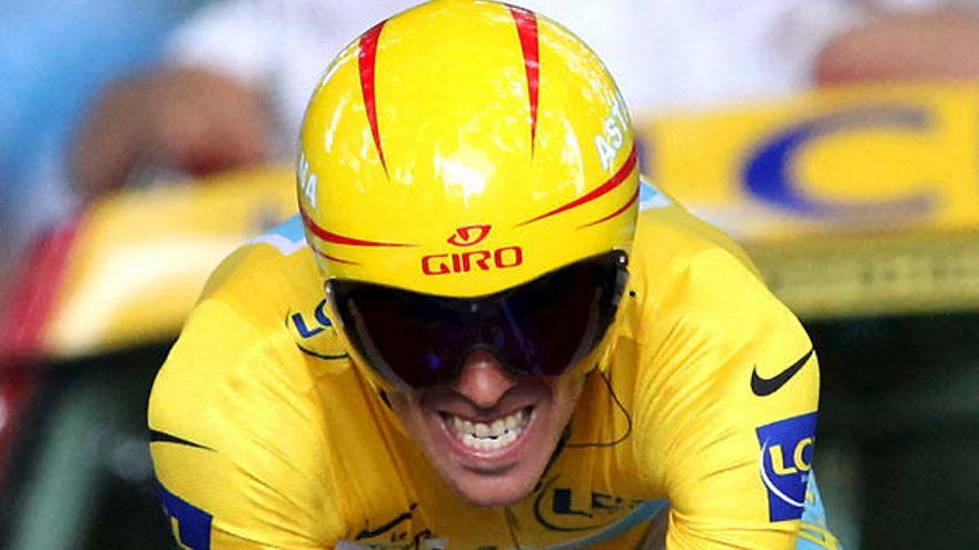 El ciclista español Alberto Contador, del equipo Astana, pedalea durante la decimoctava etapa del Tour de Francia, una contrarreloj individual de 40,5 km disputada en Annecy.