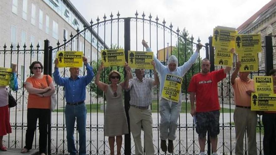 Manifestantes contra las cláusulas suelo.