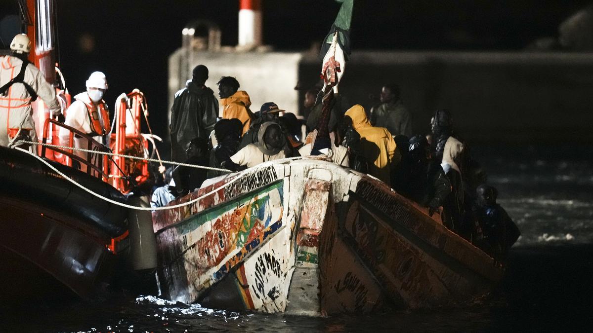 Archivo - Decenas de personas en un cayuco son rescatadas a su llegada al muelle de La Restinga, a 4 de noviembre de 2023, en El Hierro, Islas Canarias (España).